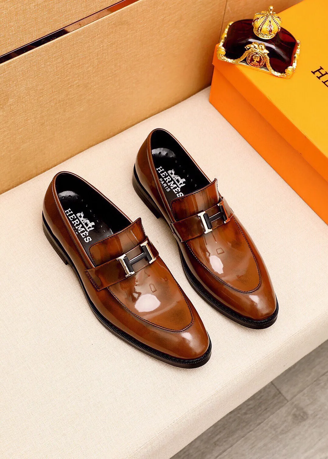 Men's shoes 💰460 💐 Product trademark: HERMES "Hermès" casual leather shoes Regular size: 38-44 (45🉑️customized) Product materials: Selected imported first-layer open edge bead upper + classic hardware buckle, imported water-dyed 🐂 cowhide lining. Strong three-dimensional visual effect, combined outsole Color: 2⃣️colors available